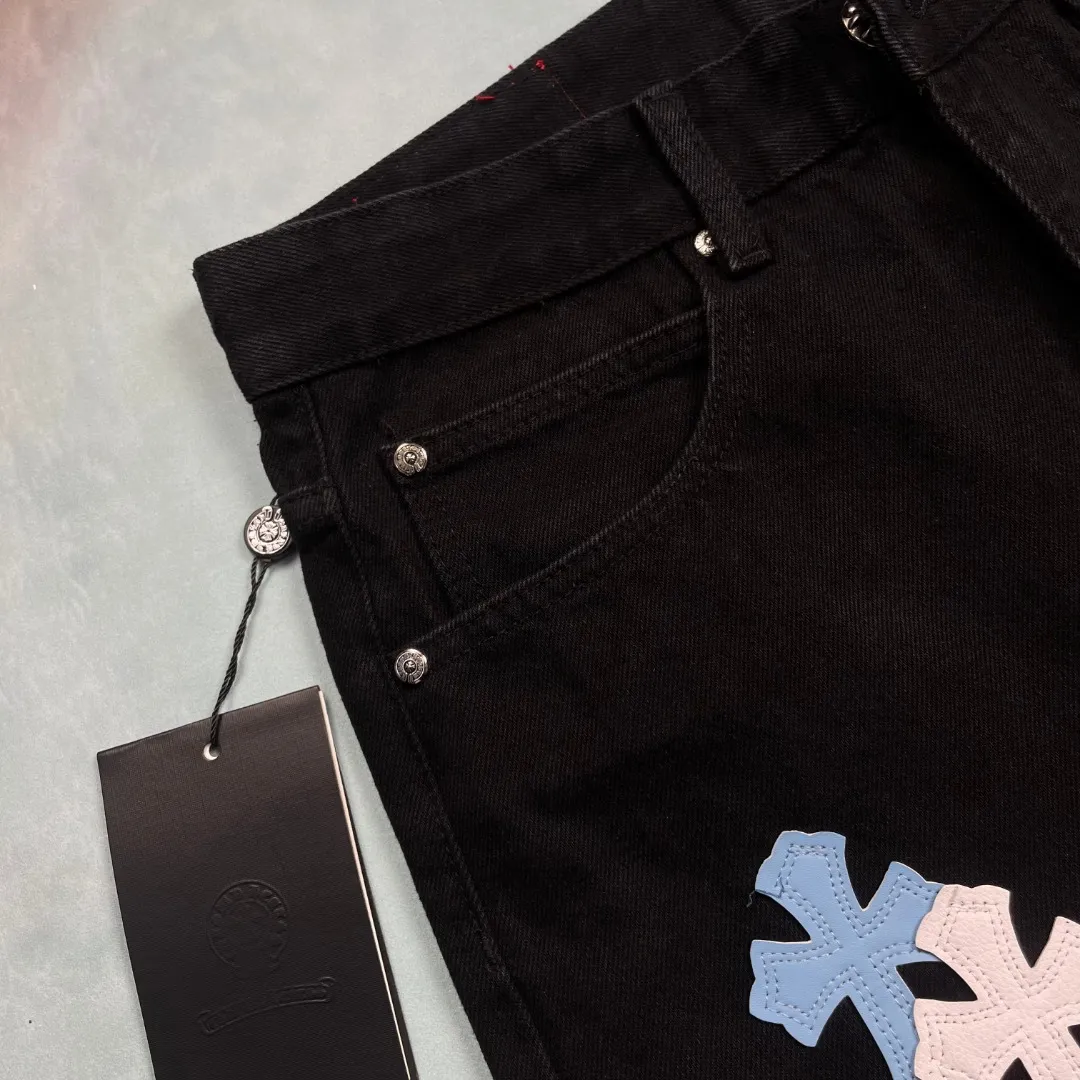 🅿️290 🔘Style No.-KL139 🔘Cro Heart𝐂𝐡𝐫𝐨𝐦𝐞 𝐇𝐞𝐚𝐫𝐭 CH City Limited Series Sanskrit Cross Patch Leather Jeans [Black and Blue]* Black and Blue Color - Los Angeles Exclusive The finished product needs to be washed and then disassembled and hand-stitched with sheepskin cross skins and then spliced together to complete the process. The whole process is too complicated to describe. The texture can be seen in the hand, and it looks good. The upper body effect is particularly stiff and stylish, super stylish. Same style for men and women - Size: S M L XL (28.30.32.34) Color: black with black, black with blue, black with pink